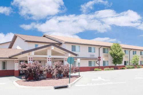 Scotchtown Hotel | Super 8 by Wyndham Middletown