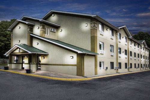 Salem Hotel | Super 8 by Wyndham Salem VA