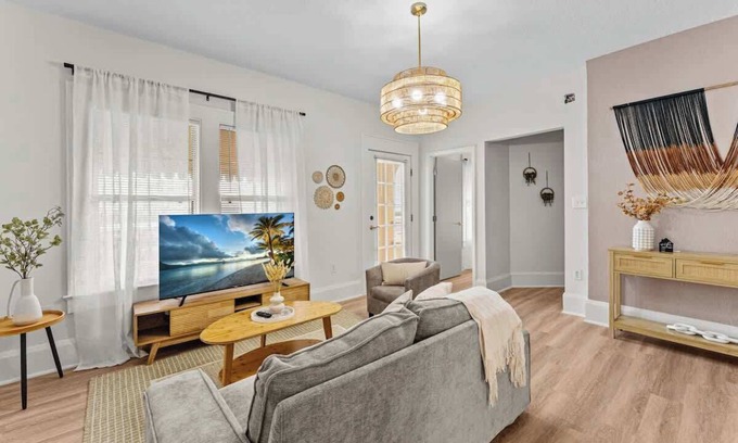 Historic Downtown Kissimmee House | SUPER BOHO - LAKE TOHO, FISHiNG, WATER FRONTs