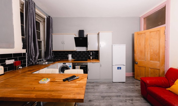 Bonnington Apartment | Super Central 4 Bedrooms Apartment by Calton Hill