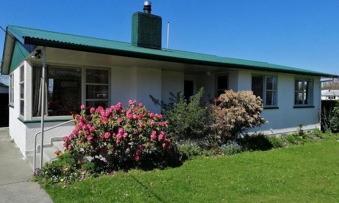 Greytown House | Super Central Cosy Greytown House with Garage