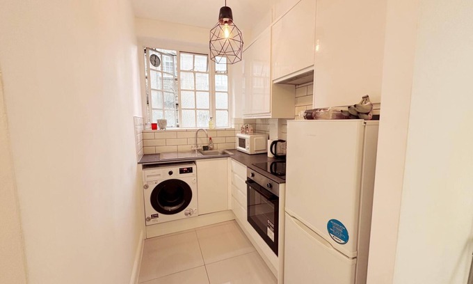 Kensington Apartment | Super Central - NEW Apartment with 24h Concierge!