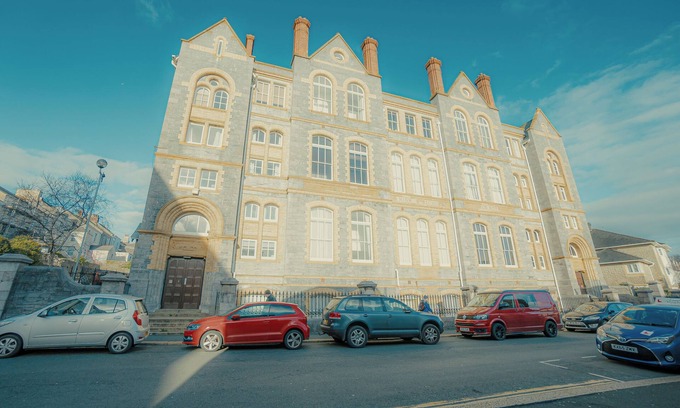 Beaumont Apartment | Super Duplex Central City Apt Free Private parking