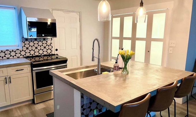 Near North Valley House | Superb 1-bdrm house with beautiful kitchen and AC in charming Albuquerque!