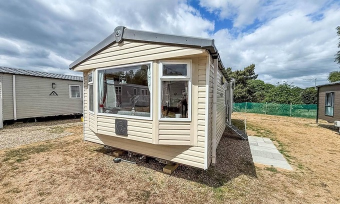 Hopton House | Superb 8 berth caravan at Caldecott Hall Country Park, Norfolk ref 91055C