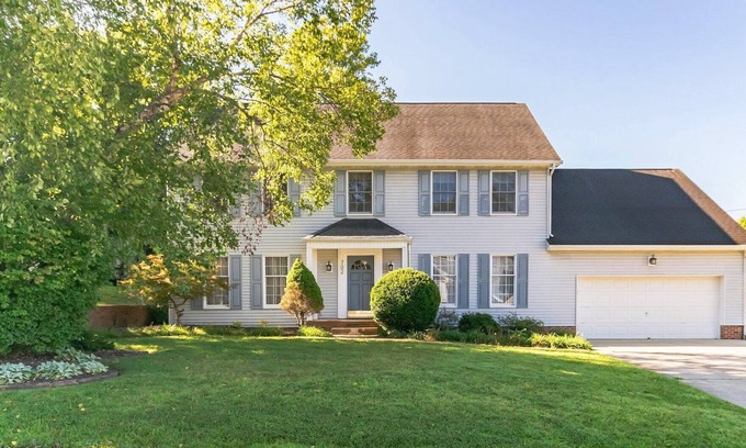 Barboursville House | Superb British Colonial holiday home, greenhouse, outdoor deck, tropical garden