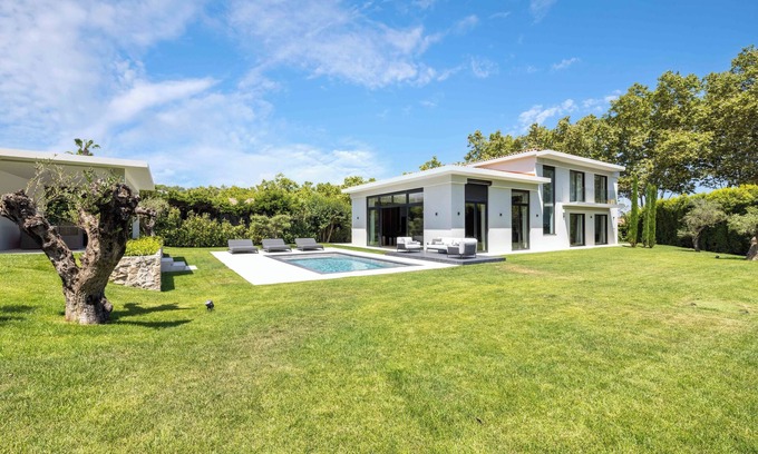 Mougins Villa | Superb contemporary architect-designed villa at the entrance to Parc de la Valmaque