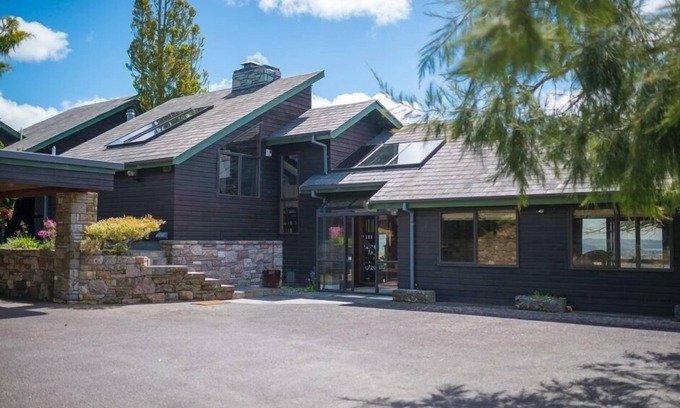 Rotorua Cabin | superb panorama of Lake Rotorua in design lodge