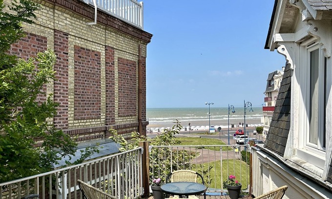 Villers-sur-Mer Apartment | Superb seafront terrace in the city center
