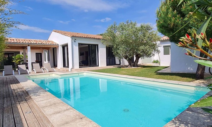 La Flotte House | Superb villa with pool in the heart of the village