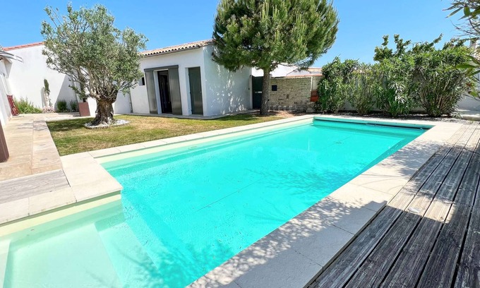 La Flotte House | Superb villa with pool in the heart of the village