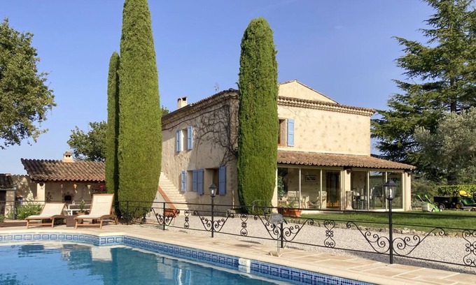 Niozelles Villa | Superb Villa with pool, tennis court, large wooded grounds in the Luberon
