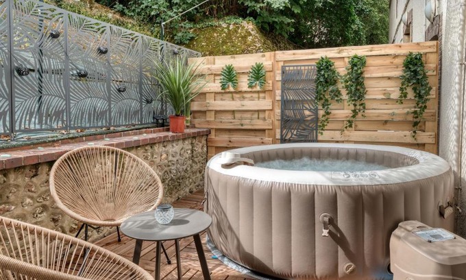 Chartres Apartment | Superbe 2 pièces avec Jacuzzi privatif face Gare Proche Cathédrale