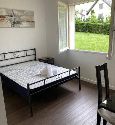 Vandoeuvre-les-Nancy House | Superbe chambre parentale avec sa propre salle de bains avec douche et wc privés, cuisine et Wifi