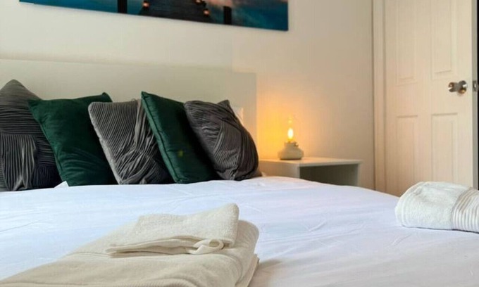 West Ham Apartment | Superior Double Room