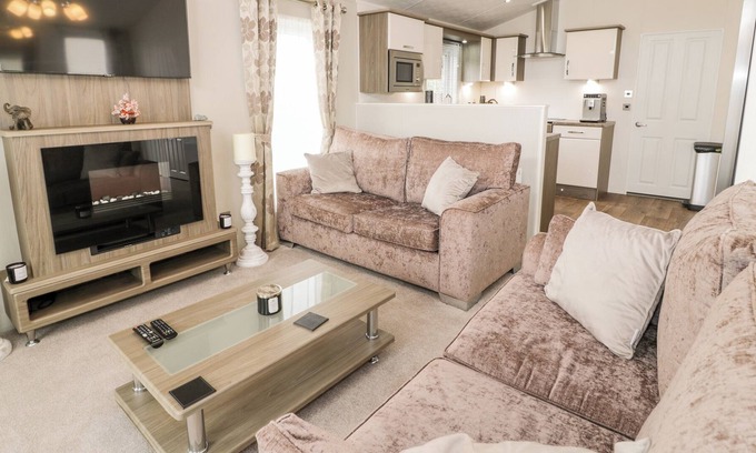 Rhyd-y-foel Cottage | SUPERIOR LODGE (NUMBER 22), family friendly, with hot tub in Abergele
