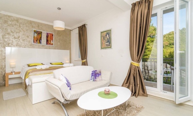 Saplunara Apartment | Superior studio balcony,sea view - GARDEN SECRET