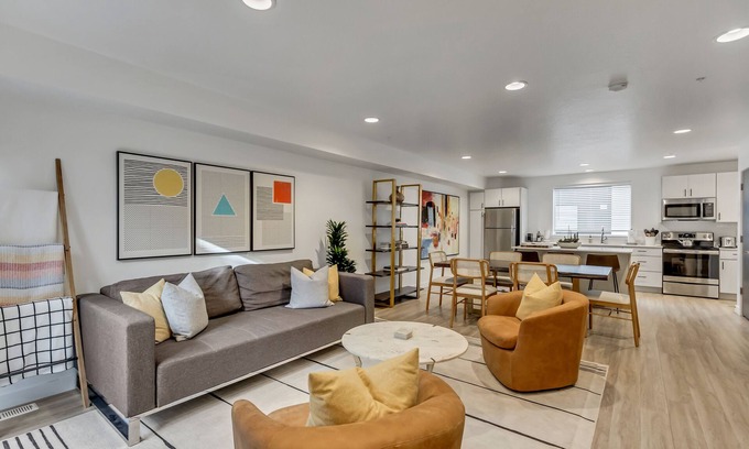 Downtown Salt Lake City House | Supreme Urban Adventurers' Townhouse 2 Suites/2.5BA +Garagen