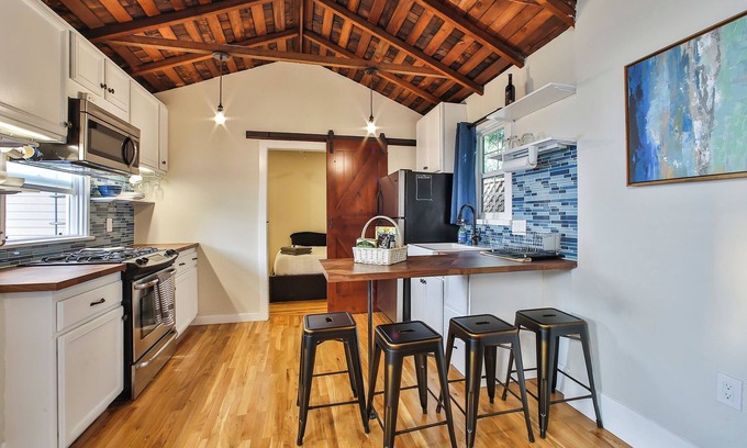 Zaferia House | Surf Bungalow w/dedicated workspace+daybed