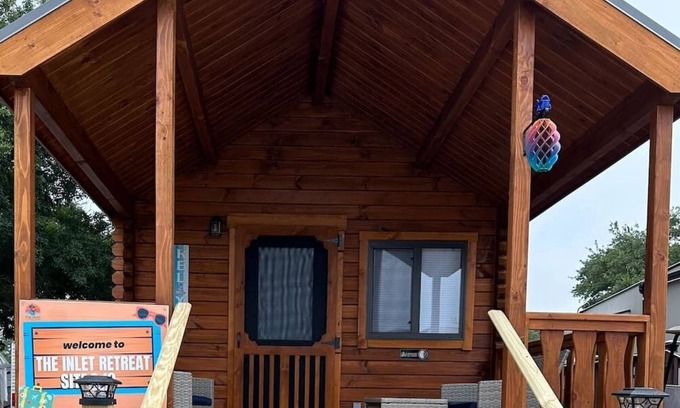 Holly Ridge Cabin | Surf City Family Getaway | Cabin w/Loft & Pets OK