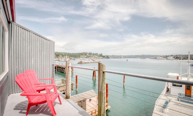 Historic Bayfront Hotel | Surfer Dude - Anchor Pier Lodge