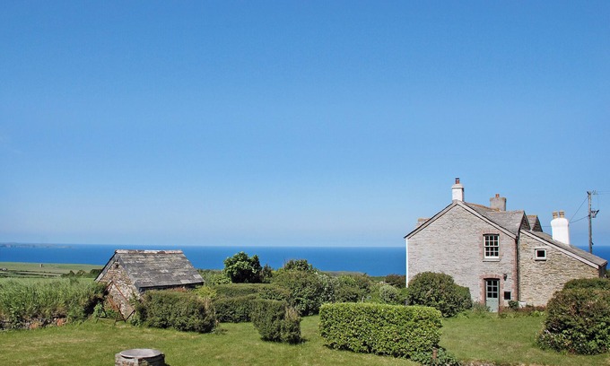 Tintagel Cottage | Surfing at Trebarwith Strand just one mile.
