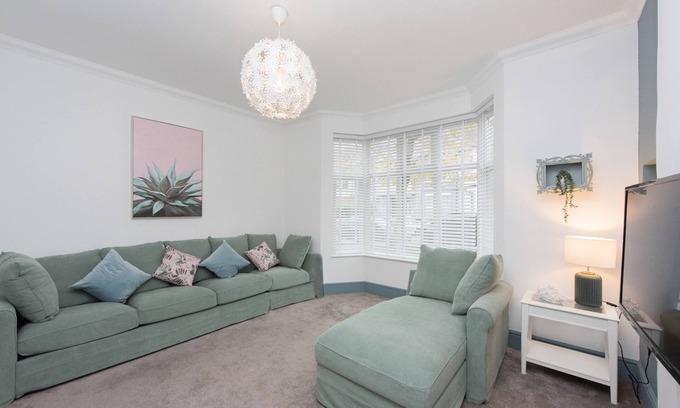 Cliftonville House | Surrey House - a house that sleeps 12 guests in 5 bedrooms