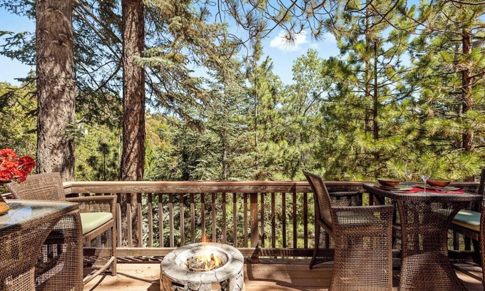 Lake Arrowhead Cottage | Sutter Ln by Avantstay Beautifully Remodeled Kitchen,4cabin-chic Bedrooms