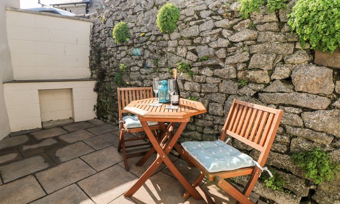 Millers Dale Cottage | SWALLOW BARN, pet friendly, character holiday cottage in Priestcliffe
