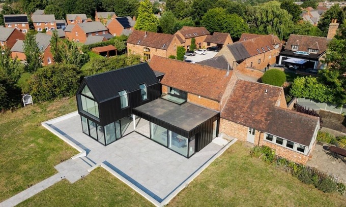 Rugby House | Swallow Fields Old Barn | Elegant Luxury Barn by Eason Stays