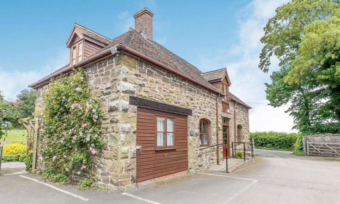 Strefford Cottage | SWALLOW'S NEST, pet friendly, with a garden in Craven Arms