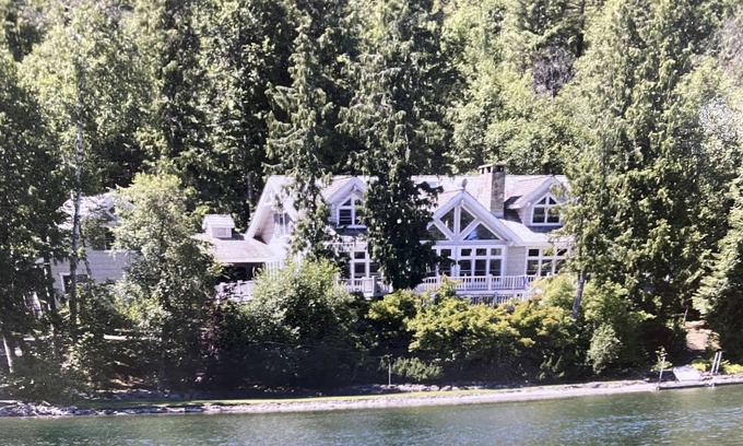 Bigfork House | Swan Lake House - 6 Bed 6.5 Bath - Sleeps 12 - 200 ft ON WATER Heated Driveway