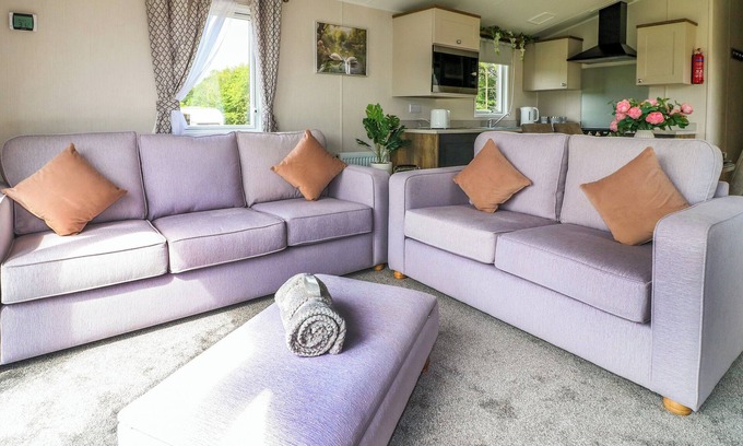 Swannington Cottage | SWAN LODGE, family friendly, with hot tub in Coalville