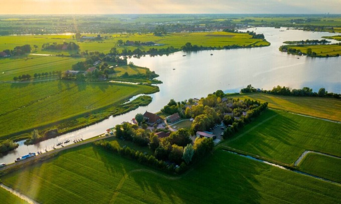 Grou House | Swarm 3 waterlodges naast elkaar in Friesland