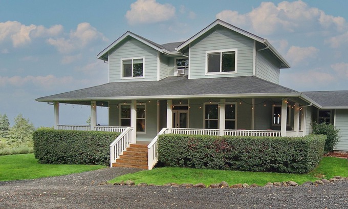Amity House | Sweeping Views | Close to Vineyards
