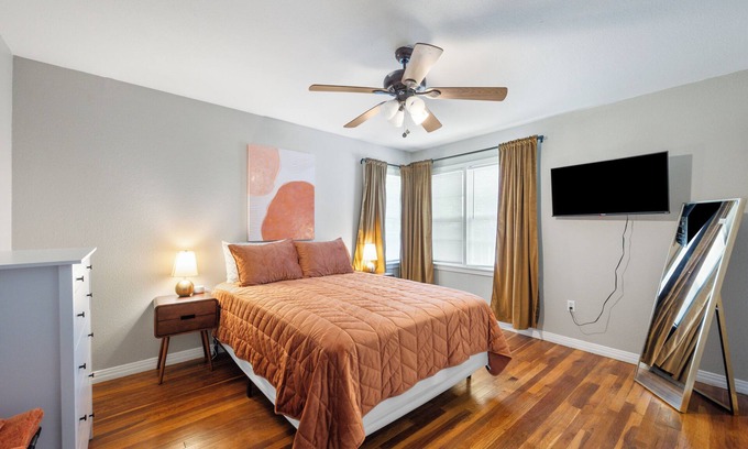 Lubbock House | Sweet Dreams Darlin' - 4 bedroom house with AC, WiFi in great location