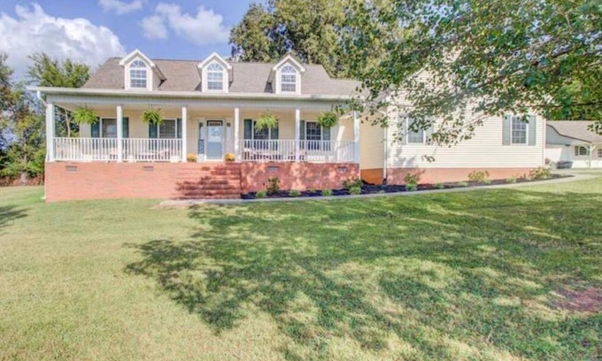 Maryville House | Sweet Haven-Hot Tub-Near Airport-King Beds-Sunsets