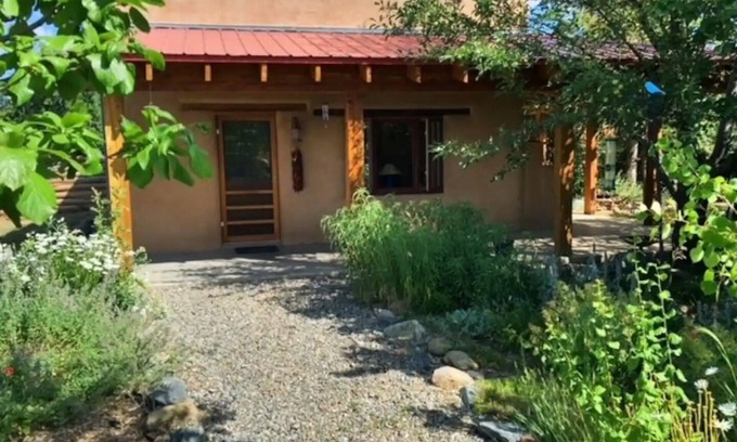 Arroyo Seco House | Sweet Seco Casita is a classic Taos Adobe Home