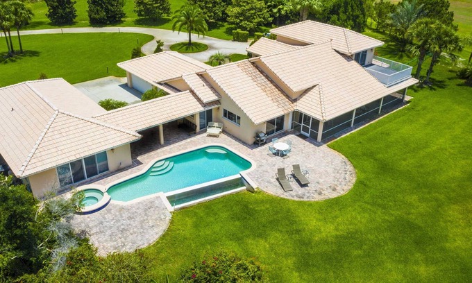 Groveland House | SWISS 67 - Lake Denise