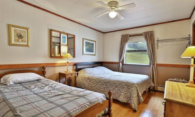 Pittsfield Hotel | Swiss Farm Inn - RM7 "Great Eastern" Queen Bed & Twin Bed