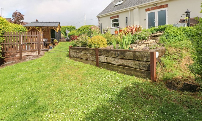 Carmarthen Cottage | SWN Y GWYNT, pet friendly, character holiday cottage in Carmarthen