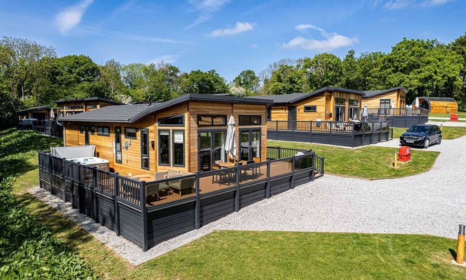 Pickering Ski Chalet | Sycamore Lodge | sleeps 6 - Hot Tub, Dog Friendly 5*