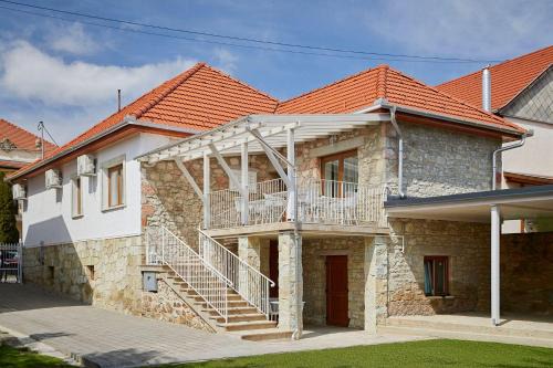 Mad Villa | Szarka DownTown Vendégház