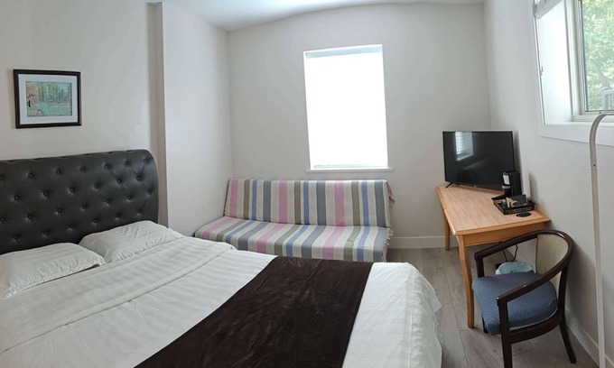 West Vancouver House | T Bright & Cozy Queen & Sofa Beds Room Ensuite