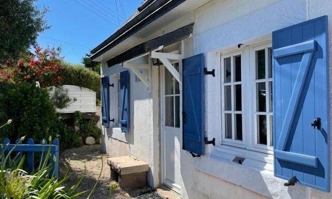 Tregastel House | T'y Nima fisherman's cottage with walled garden