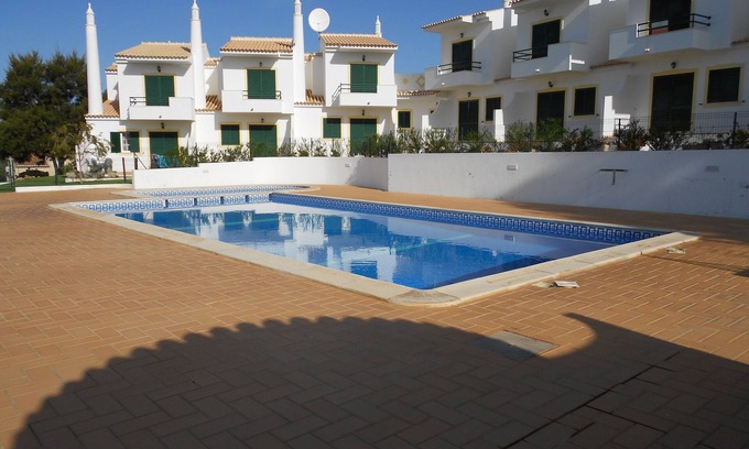 Sesmarias House | T2 Galé house in a gated community with pool and green area, close to the beach