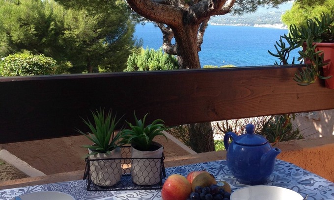 La Madrague Apartment | T2 vue mer 180° Avec balcon, Air-conditioned, direct access to the sea, Parking, Piscine