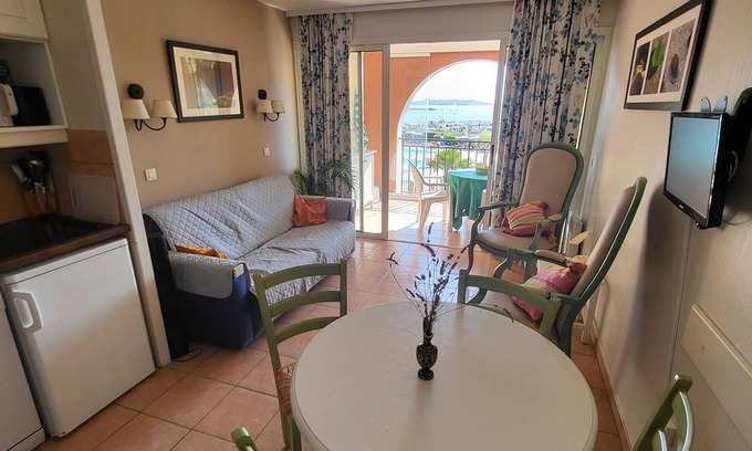Six-Fours-les-Plages Apartment | T2 with pool, private parking 200m from beaches and shops