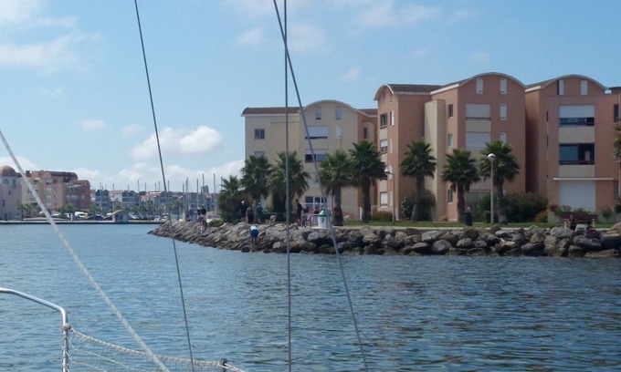 Port Rive Gauche Apartment | T3 air-conditioned wifi 45m² port view GRUISSAN 4 pers, restaurant and beach on foot