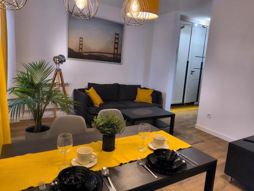 Zdunska Wola Apartment | Tabago Studio 25 Zduńska Wola, Srebrna